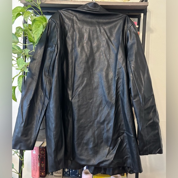 In The Style Plus x Perrie Sian Leather Look Blazer in Black - Picture 2 of 4